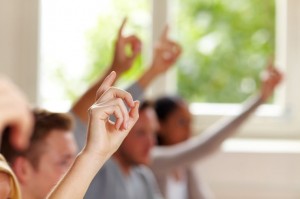 Erhobene Finger im Unterricht