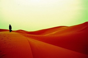 PERSONA SOLA EN EL DESIERTO