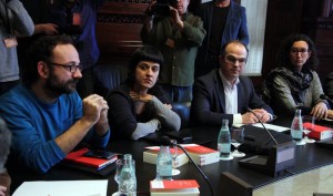 Els diputats de la CUP Benet Salellas i Anna Gabriel, i Jordi Turull i Marta Rovira, de Junts pel Sí, a la reunió de la Junta de Portaveus del 28-12-15. (horitzontal)