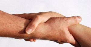 main-tendue-solidarite-19099-1200-630